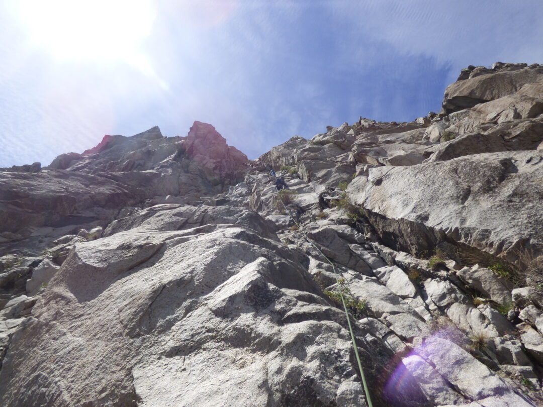 chilemontana-Escalando el Cuarto Largo de roca suelta ANDREA scaled
