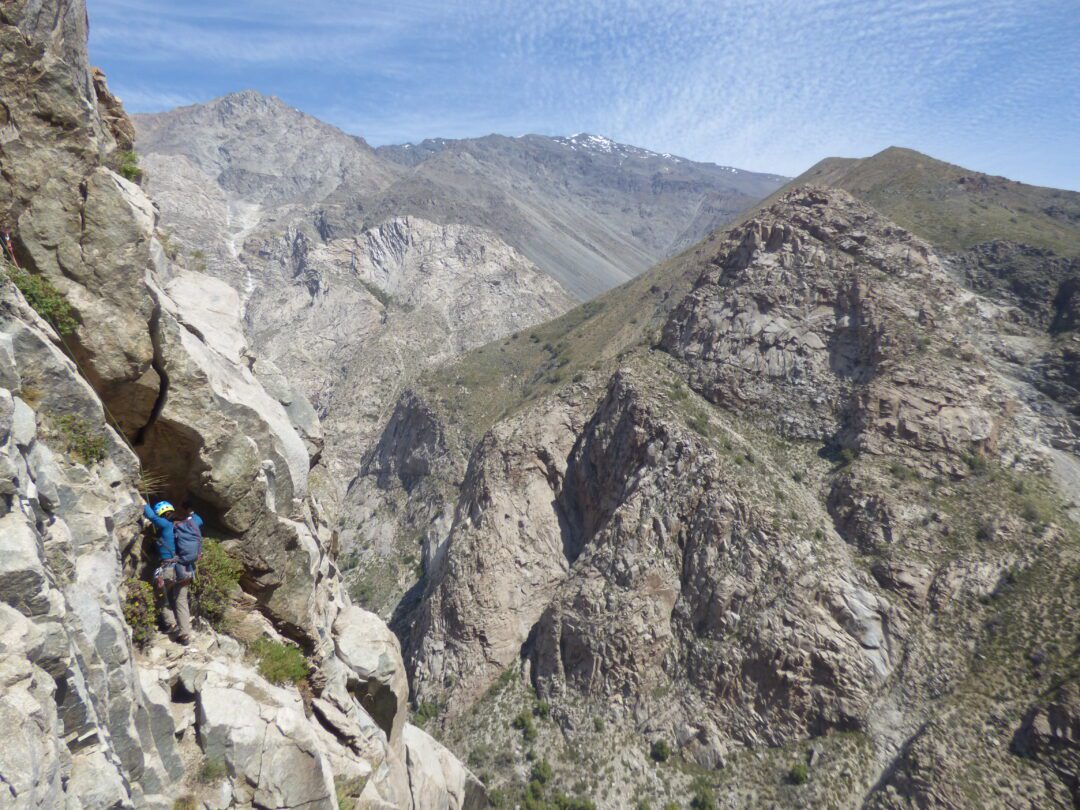 chilemontana-Uno de los largos de roca suelta en espolon sin nombre scaled